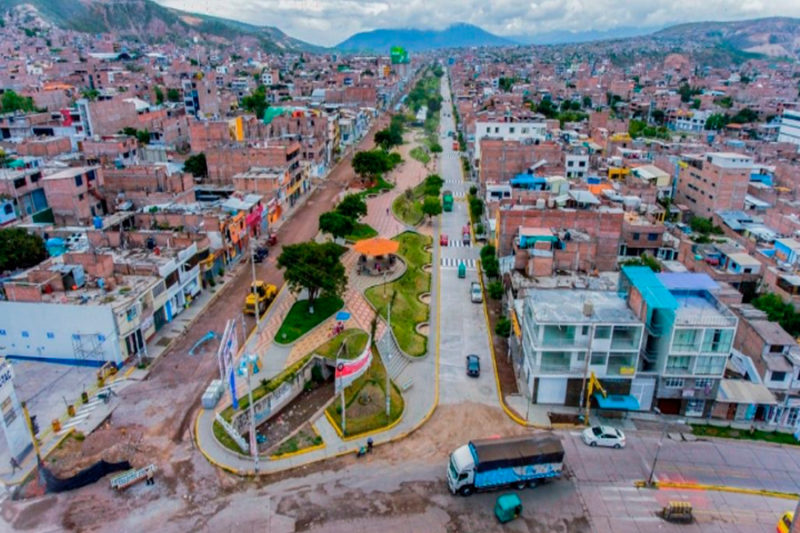 Ayacucho: Gobierno regional aperturó 01 km. de pistas y veredas en la Av. Javier Pérez de Cuéllar