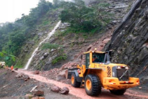 Ucayali: deslizamiento de lodo restringe tránsito en carretera Federico Basadre